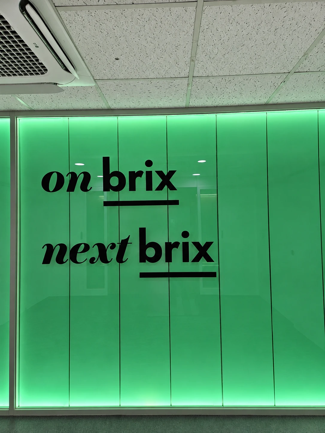 브랜드 아트월 — 초록빛 속의 on brix · next brix