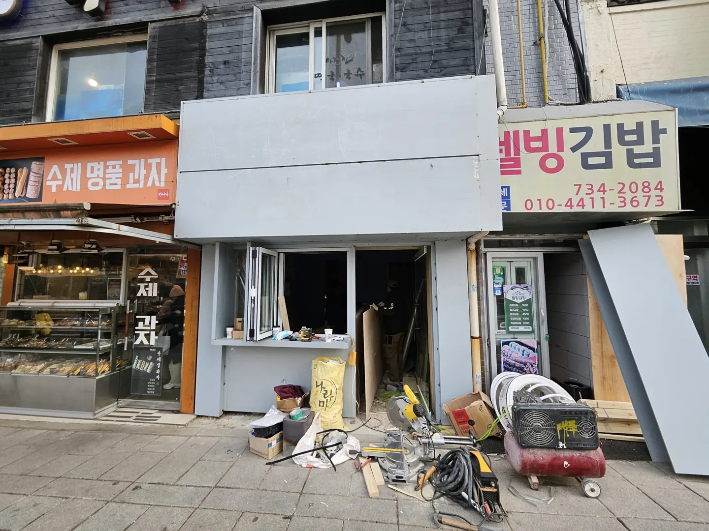 전면 창과 외장 패널을 시공한 파사드