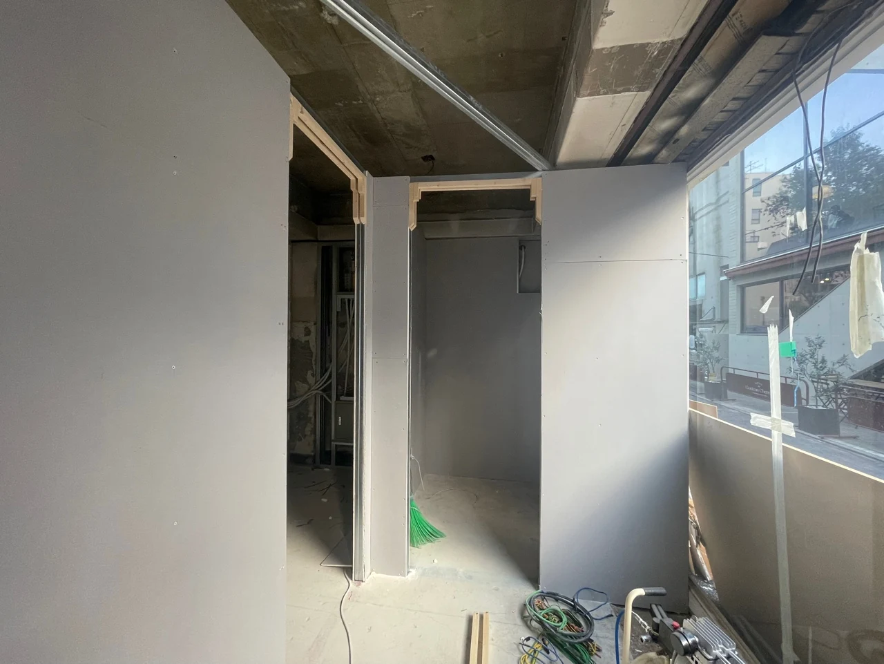 Pic Dot. self-photo studio in Apgujeong Rodeo — A passage takes shape beside the booths.