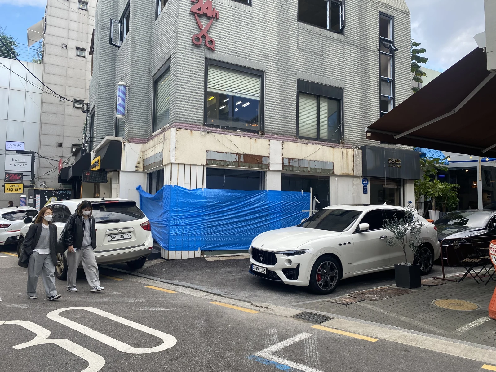 Pic Dot. self-photo studio in Apgujeong Rodeo — The corner storefront before renovation.