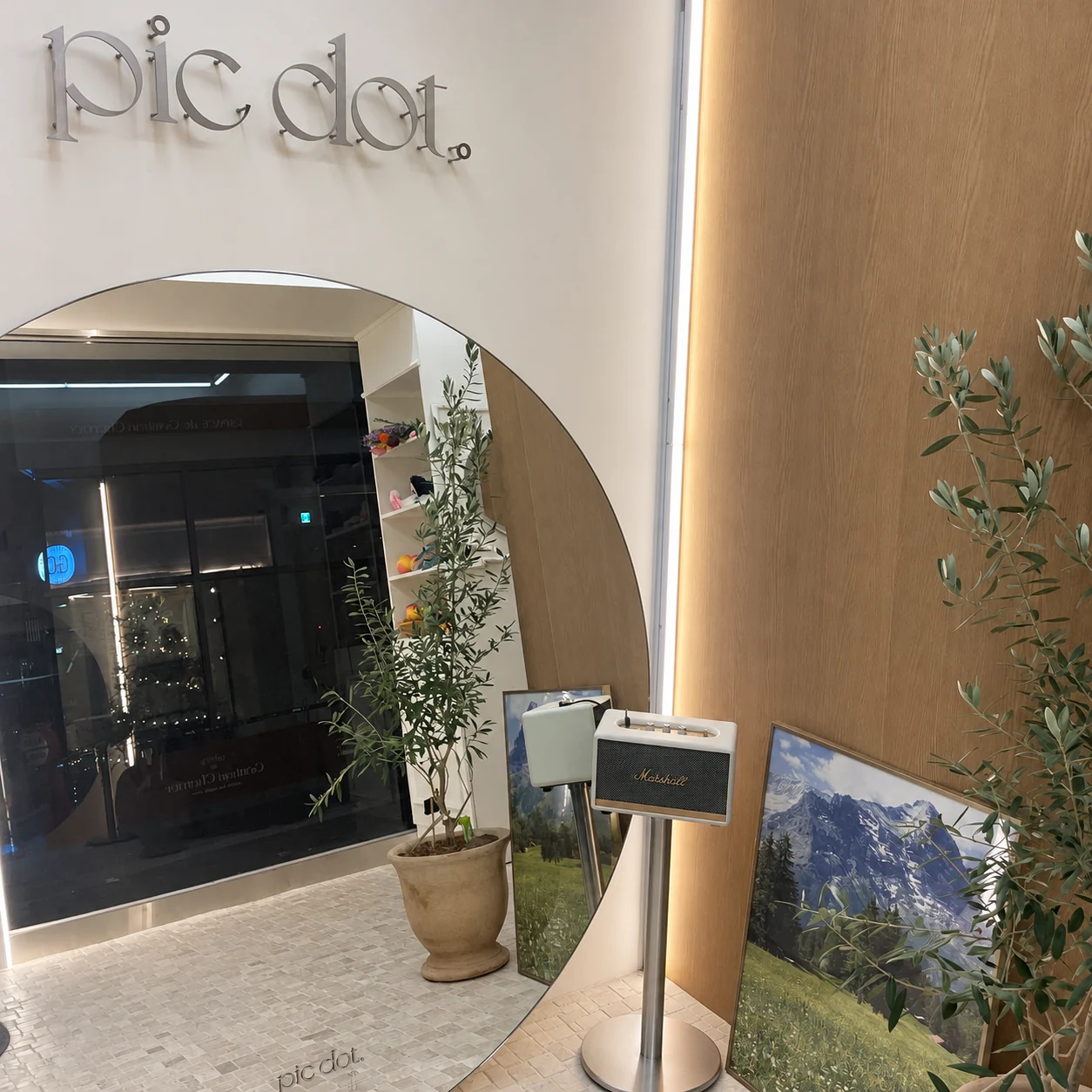 Pic Dot. self-photo studio in Apgujeong Rodeo — A circular mirror meets the warmth of wood.