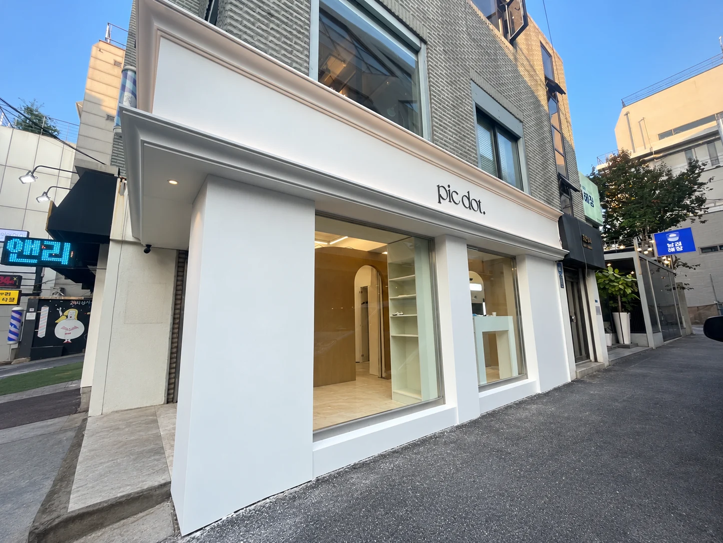 Pic Dot. self-photo studio in Apgujeong Rodeo — A quiet white frontage along the street.