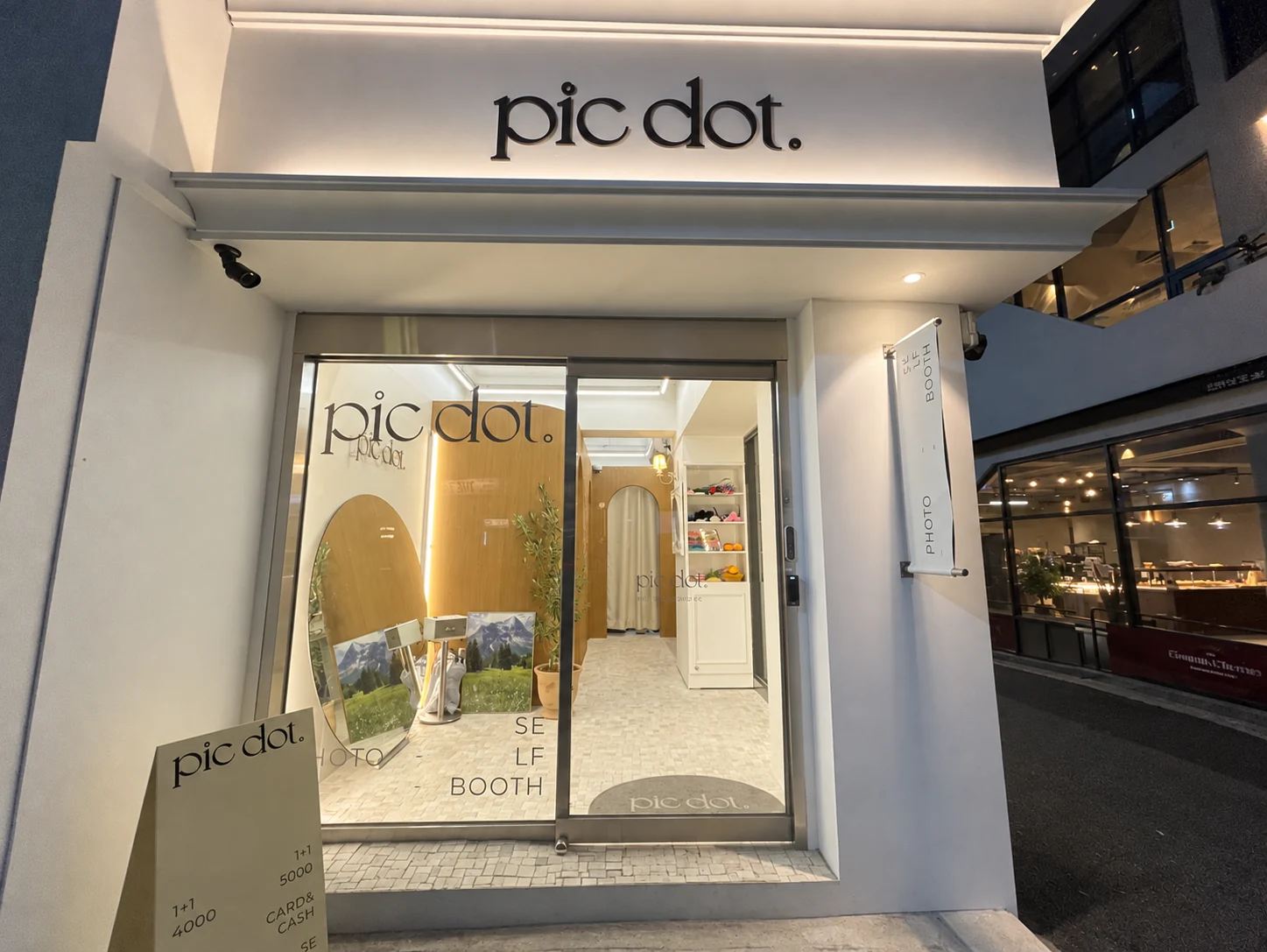 Pic Dot. self-photo studio in Apgujeong Rodeo — An open view from the entrance into the studio.