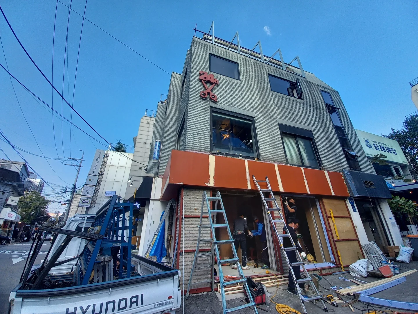 Pic Dot. self-photo studio in Apgujeong Rodeo — The storefront under construction.