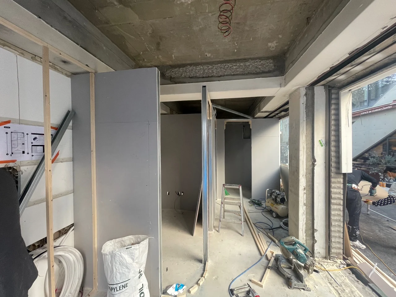 Pic Dot. self-photo studio in Apgujeong Rodeo — Partitions begin to define the interior.