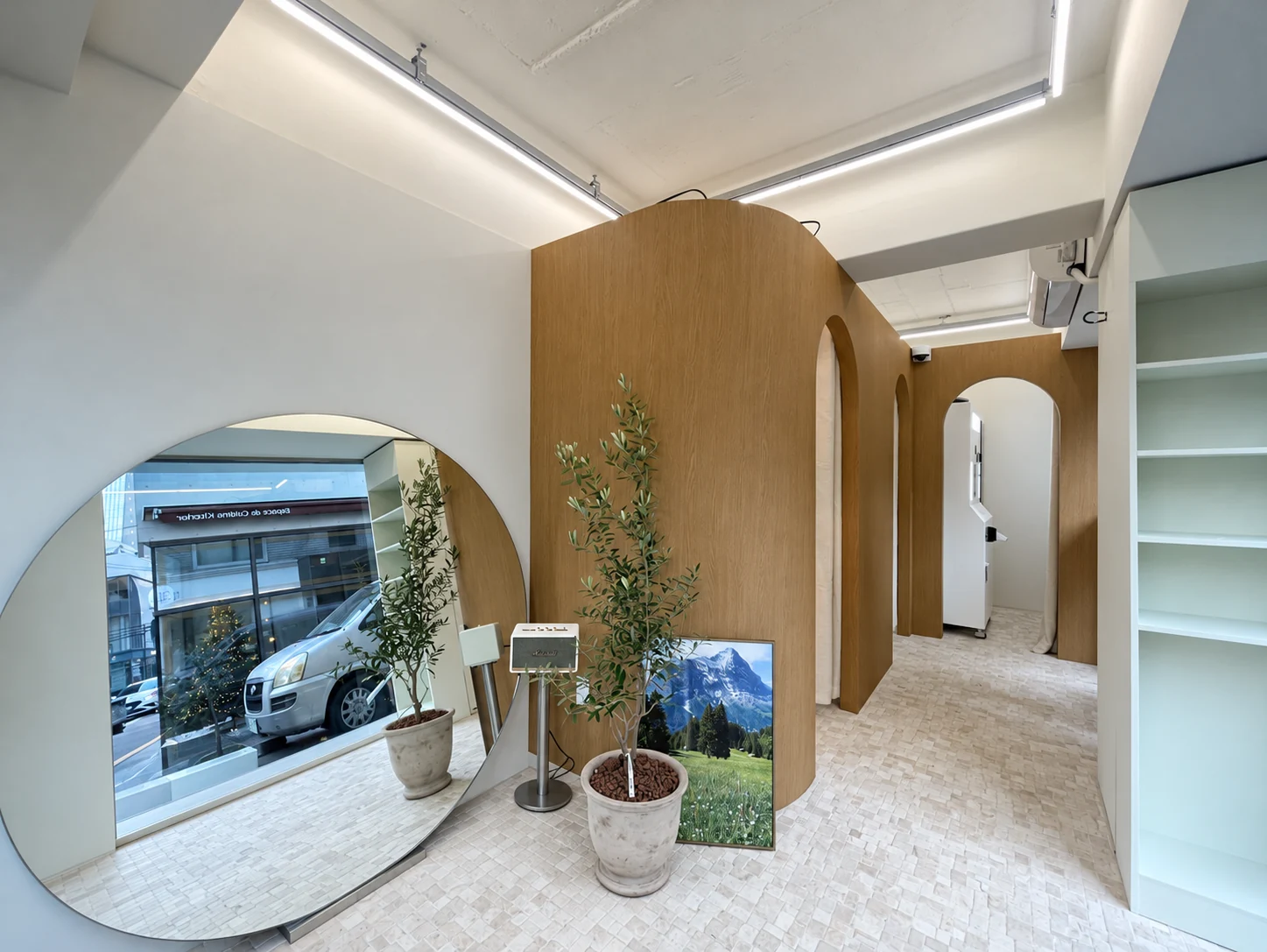 Pic Dot. self-photo studio in Apgujeong Rodeo — PIC DOT. / Curves, reflections and warm wood.