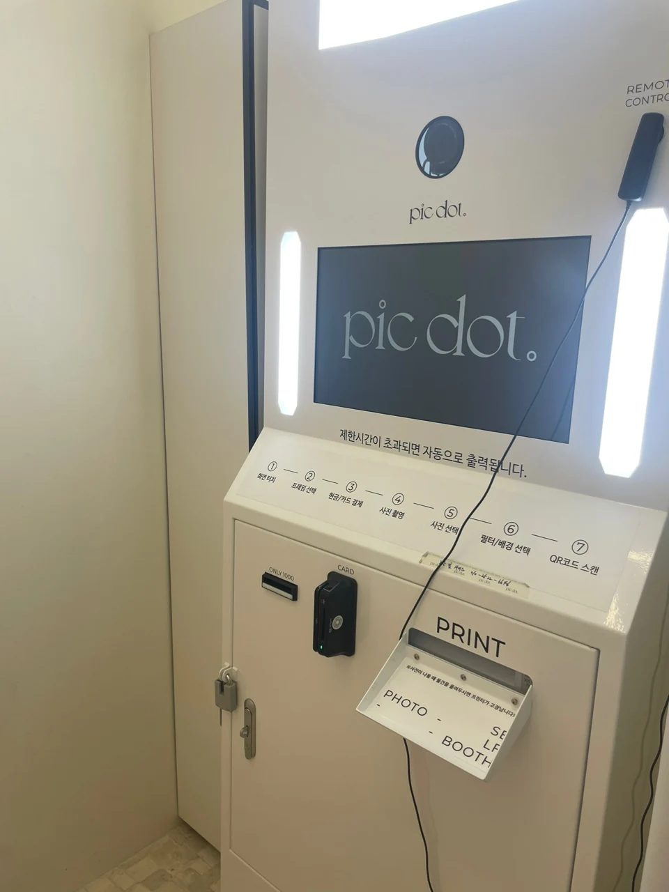 Pic Dot. self-photo studio in Apgujeong Rodeo — The self-photo equipment within the booth.