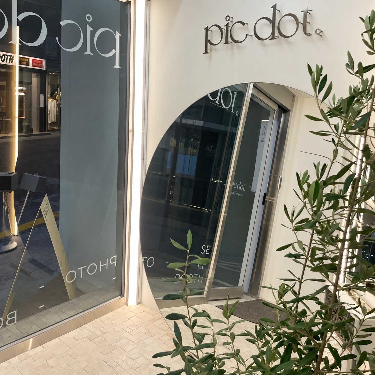 Pic Dot. self-photo studio in Apgujeong Rodeo — Reflections extend the view at the entrance.