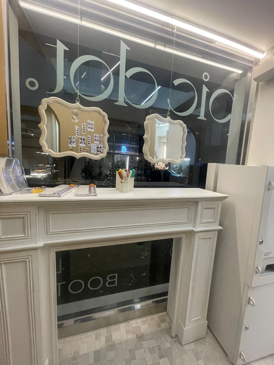 Pic Dot. self-photo studio in Apgujeong Rodeo — Small mirrors and a white console.