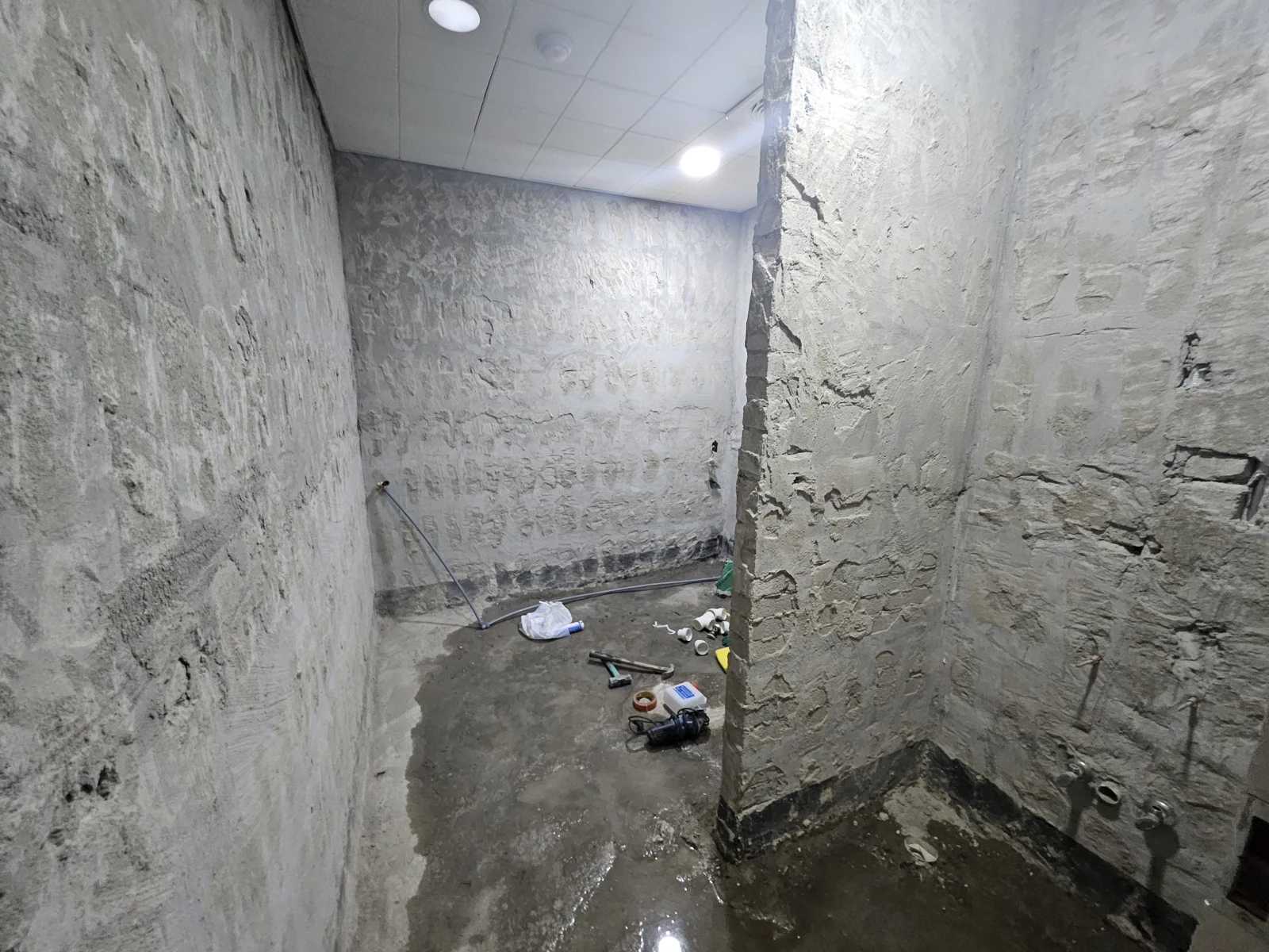 마감 철거 후 드러난 벽체와 배관